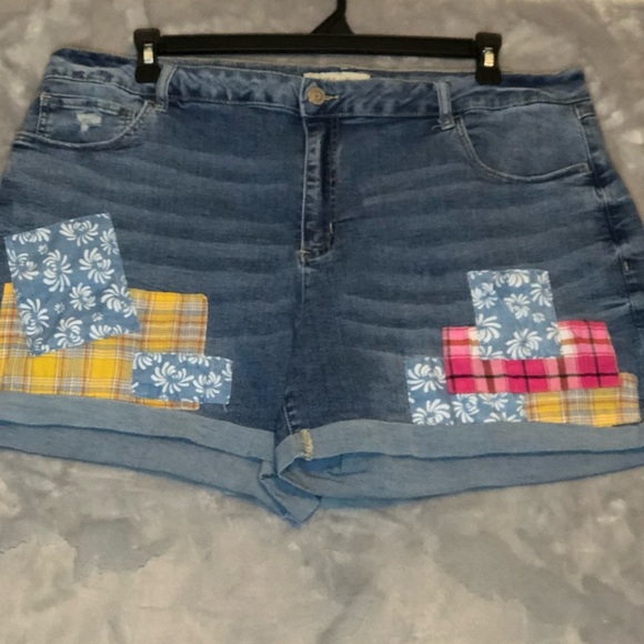 1948 Denim Women's Distressed Patched Cuffed Lite Blue Denim Shorts Size 22W - Picture 1 of 11